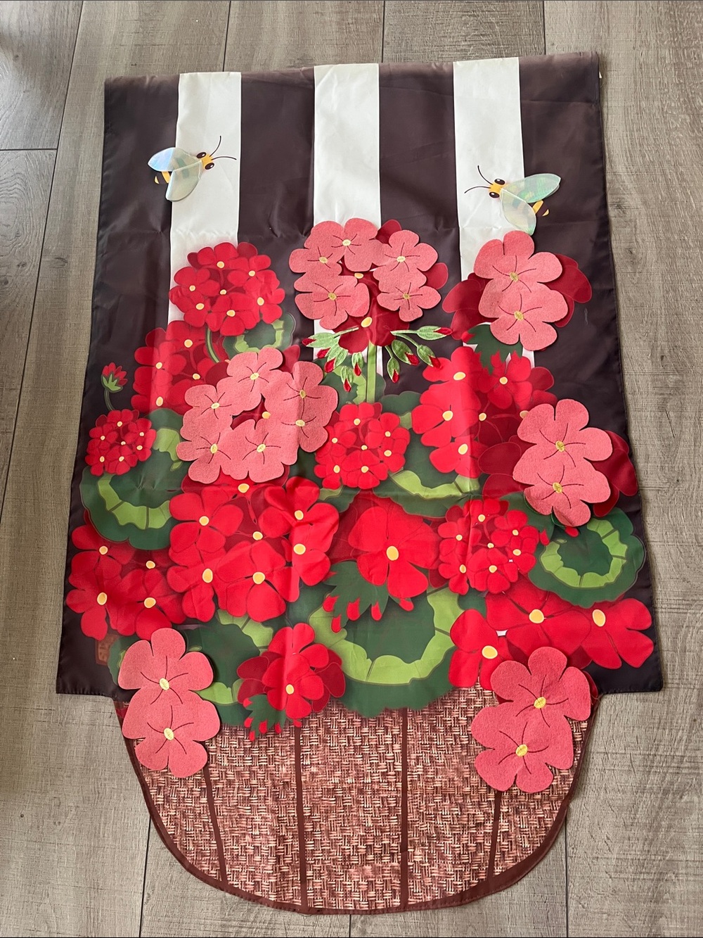 3D decorative garden flag bee’s  appliqué floral design 28 x 44” large